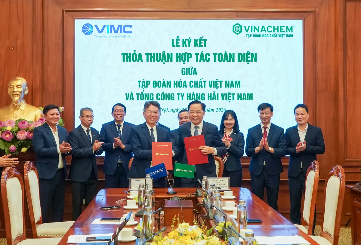 Vinachem và Tổng công ty Hàng hải Việt Nam ký kết thỏa thuận hợp tác toàn diện - Ảnh 1.
