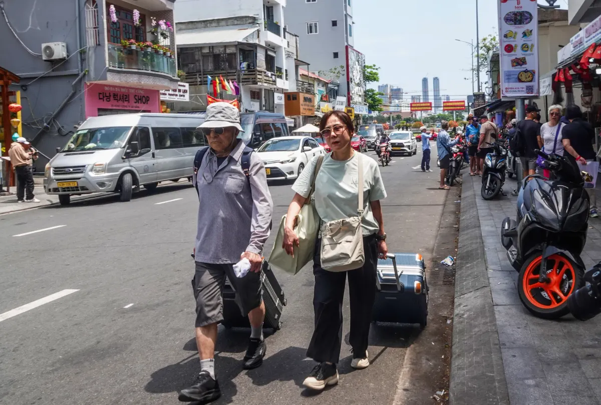 Đà Nẵng xử phạt hành vi lấn chiếm vỉa hè sau 31/3 - Ảnh 1.