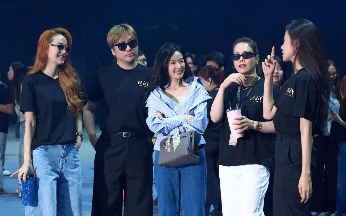 Minh Hằng, Phát La, Midu, Nhật Kim Anh, Rima Thanh Vy trong buổi khai máy phim "Mẹ mìn". (Ảnh: FBNV)