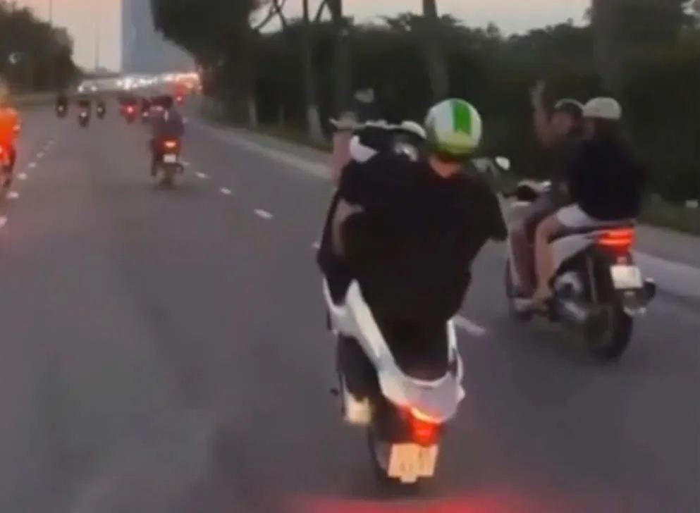 Xử l&yacute; người nước ngo&agrave;i &ldquo;bốc đầu&rdquo; xe m&aacute;y tr&ecirc;n đường phố Đ&agrave; Nẵng - Ảnh 2.