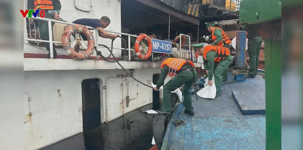 Thanh Hóa: Cứu hộ tàu chở hàng bị chìm tại Cảng Quốc tế Long Sơn- Ảnh 2. Thanh Hóa: Cứu hộ tàu chở hàng bị chìm tại Cảng Quốc tế Long Sơn- Ảnh 2.