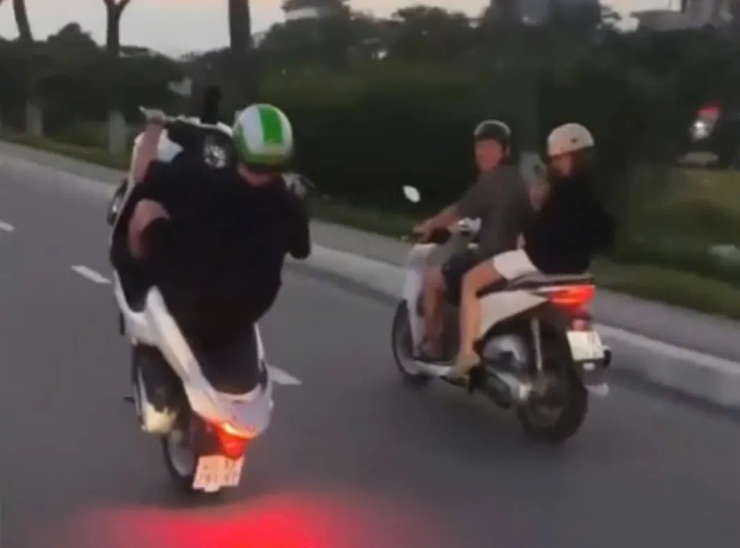 Xử l&yacute; người nước ngo&agrave;i &ldquo;bốc đầu&rdquo; xe m&aacute;y tr&ecirc;n đường phố Đ&agrave; Nẵng - Ảnh 1.