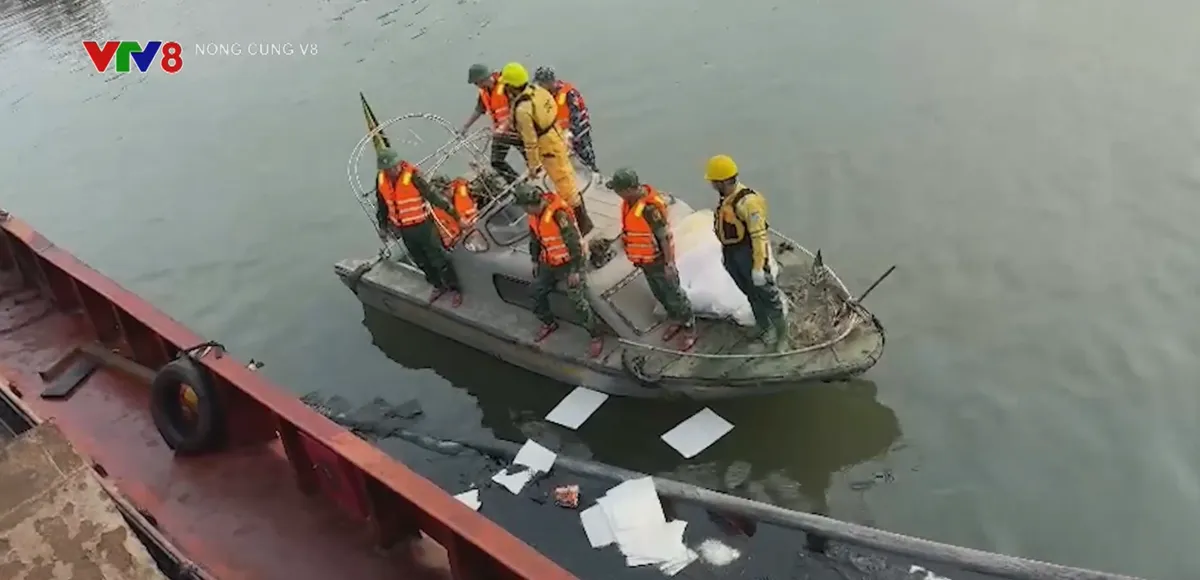 Thanh Hóa: Cứu hộ tàu chở hàng bị chìm tại Cảng Quốc tế Long Sơn- Ảnh 1. Thanh Hóa: Cứu hộ tàu chở hàng bị chìm tại Cảng Quốc tế Long Sơn- Ảnh 1.