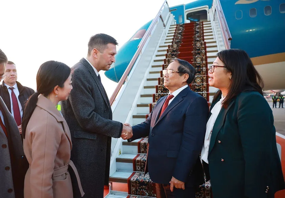 Thủ tướng về tới H&agrave; Nội, kết th&uacute;c tốt đẹp chuyến thăm ch&iacute;nh thức Nga - Ảnh 3.