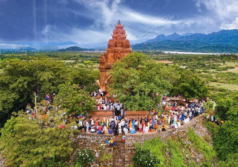 Du lịch t&acirc;m linh miền Trung: Những điểm đến thu h&uacute;t du kh&aacute;ch m&ugrave;a lễ hội- Ảnh 1.