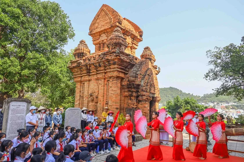 Du lịch t&acirc;m linh miền Trung: Những điểm đến thu h&uacute;t du kh&aacute;ch m&ugrave;a lễ hội- Ảnh 2.