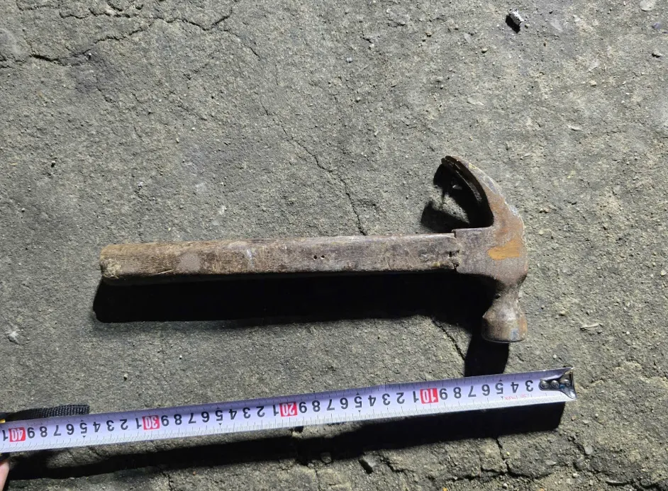 Bị lập biên bản nồng độ cồn, người đàn ông dùng búa tấn công CSGT - Ảnh 2.