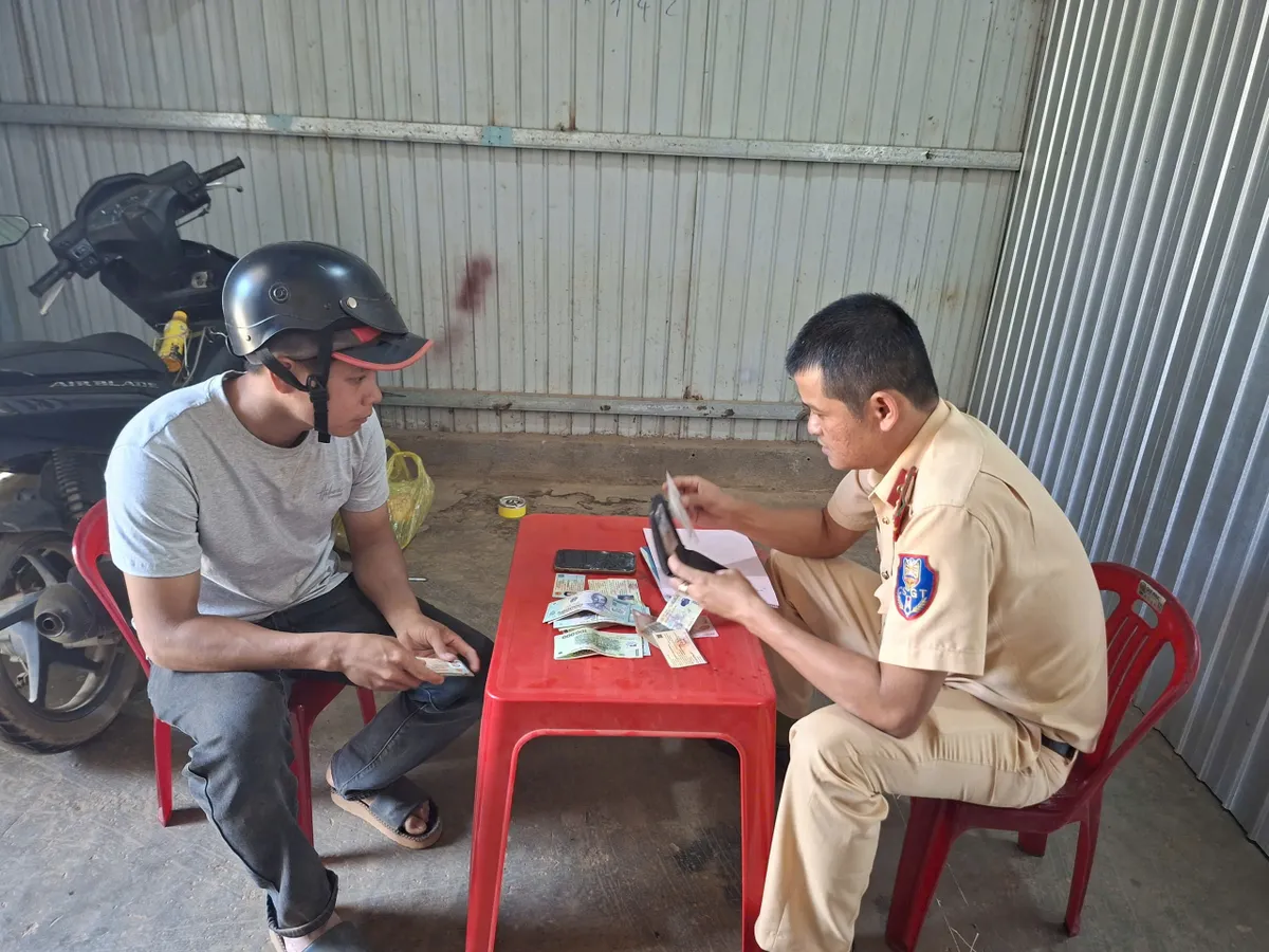 Cảnh sát giao thông Lâm Đồng trao trả gần 30 triệu đồng và điện thoại cho người dân đánh rơi - Ảnh 1.