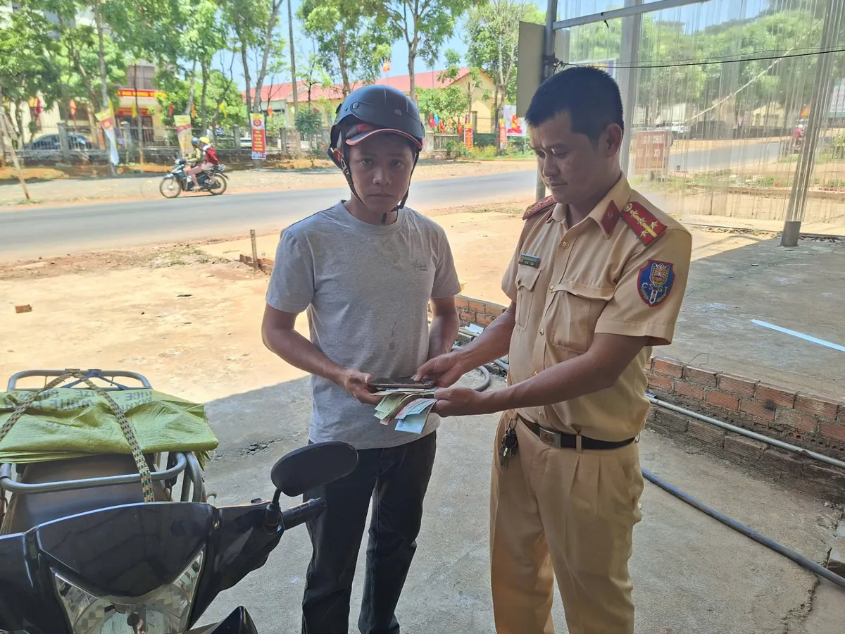 Cảnh sát giao thông Lâm Đồng trao trả gần 30 triệu đồng và điện thoại cho người dân đánh rơi - Ảnh 2.