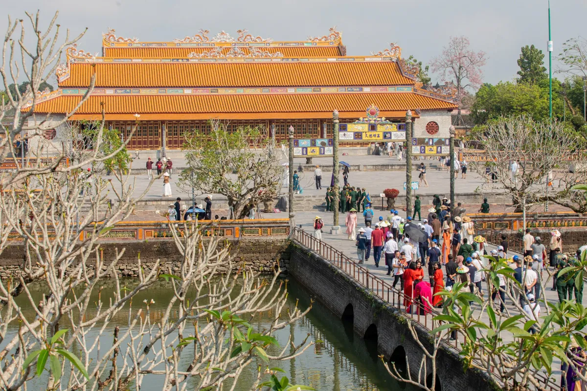 Mở cửa di t&iacute;ch dịp Giải ph&oacute;ng Huế, h&agrave;ng ngh&igrave;n du kh&aacute;ch tham quan- Ảnh 4.