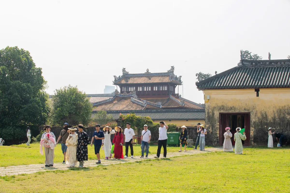 Mở cửa di t&iacute;ch dịp Giải ph&oacute;ng Huế, h&agrave;ng ngh&igrave;n du kh&aacute;ch tham quan- Ảnh 5.