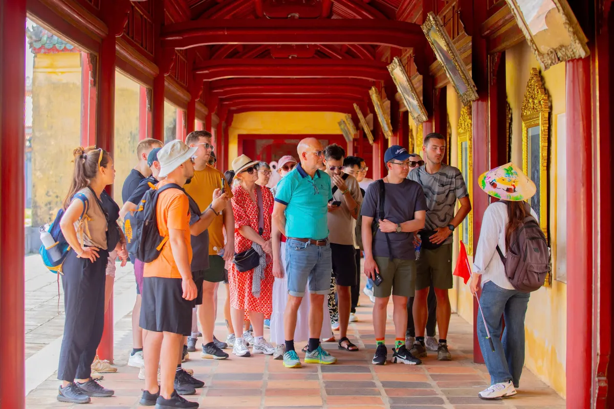 Mở cửa di t&iacute;ch dịp Giải ph&oacute;ng Huế, h&agrave;ng ngh&igrave;n du kh&aacute;ch tham quan- Ảnh 2.