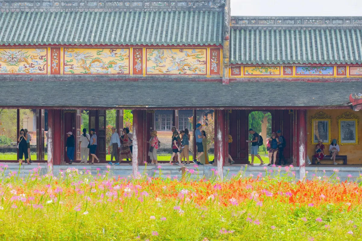 Mở cửa di t&iacute;ch dịp Giải ph&oacute;ng Huế, h&agrave;ng ngh&igrave;n du kh&aacute;ch tham quan- Ảnh 3.