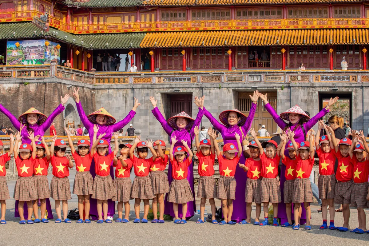 Mở cửa di t&iacute;ch dịp Giải ph&oacute;ng Huế, h&agrave;ng ngh&igrave;n du kh&aacute;ch tham quan- Ảnh 1.