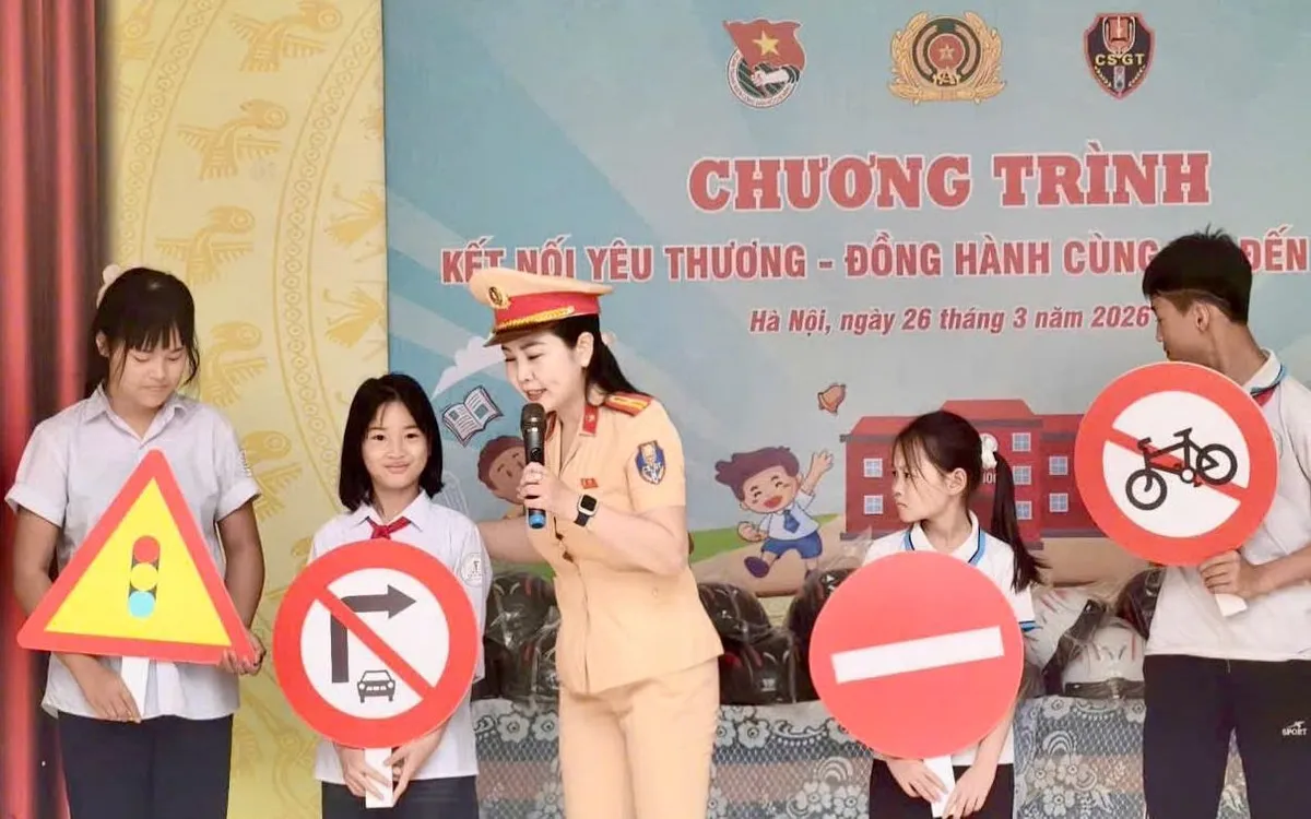 Báo cáo viên Phòng CSGT hướng dẫn học sinh nhận diện ý nghĩa của các biển báo.