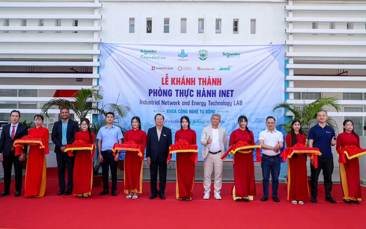 Nghi thức cắt băng khánh thành Phòng thực hành INET 