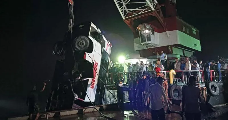 Xe khách lao xuống sông tại Bangladesh, ít nhất 24 người thiệt mạng- Ảnh 1. Xe khách lao xuống sông tại Bangladesh, ít nhất 24 người thiệt mạng- Ảnh 1.
