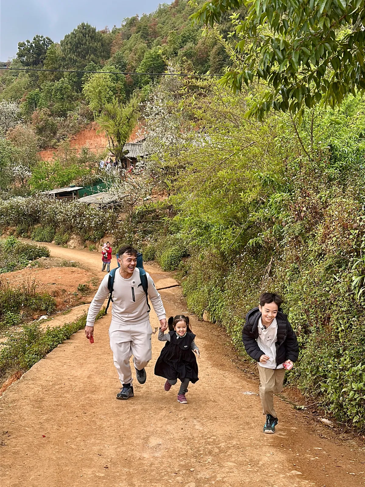 Cha con vạn dặm - H&agrave;nh tr&igrave;nh 3 ng&agrave;y khiến &ocirc;ng bố người Đức hiểu con theo một c&aacute;ch kh&aacute;c- Ảnh 1.