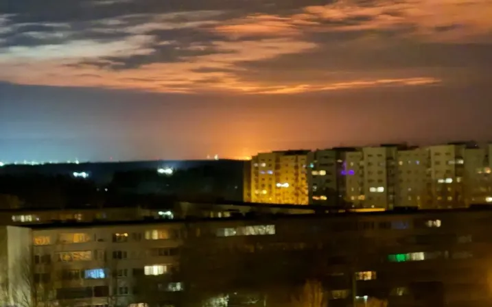 Đám cháy bùng phát từ một kho chứa dầu ở thành phố Ust-Luga thuộc tỉnh Leningrad của Nga trong đêm 26/3/2026 (Ảnh: Supernova+/Telegram)