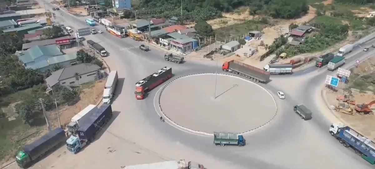 Mất an to&agrave;n giao th&ocirc;ng n&uacute;t giao cao tốc Cam Lộ - QL19- Ảnh 3.