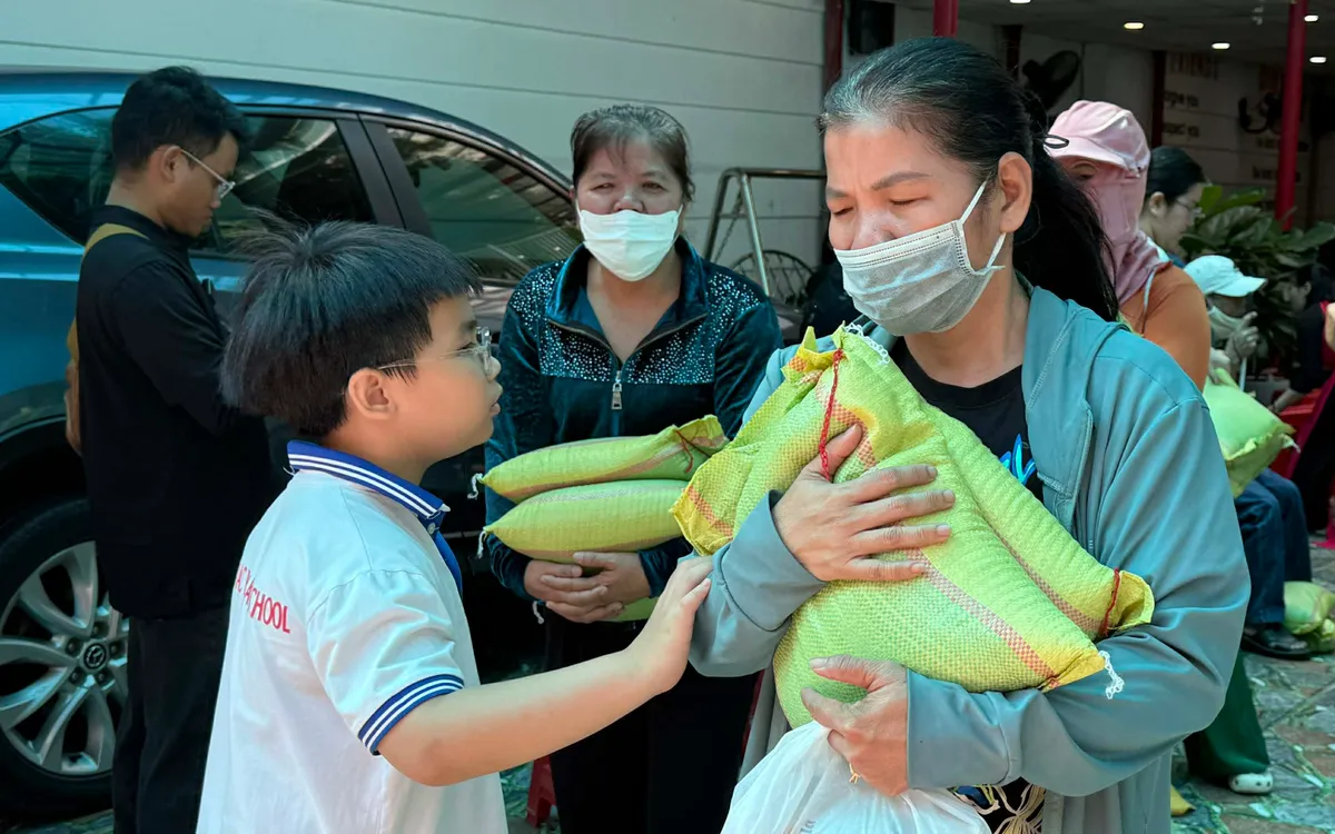 Hơn 100 phần quà nhu yếu phẩm được trao đến người nghèo và khiếm thị tại TP.HCM