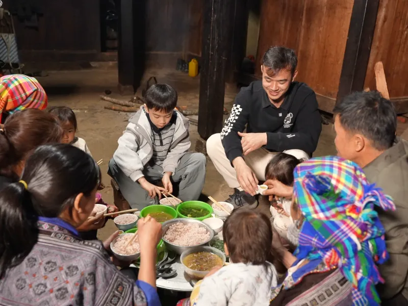 Cha con vạn dặm - H&agrave;nh tr&igrave;nh 3 ng&agrave;y khiến &ocirc;ng bố người Đức hiểu con theo một c&aacute;ch kh&aacute;c- Ảnh 4.