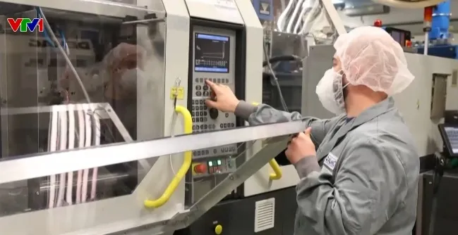 Kinh tế ch&acirc;u &Acirc;u chịu sức &eacute;p từ Trung Đ&ocirc;ng - Ảnh 1.