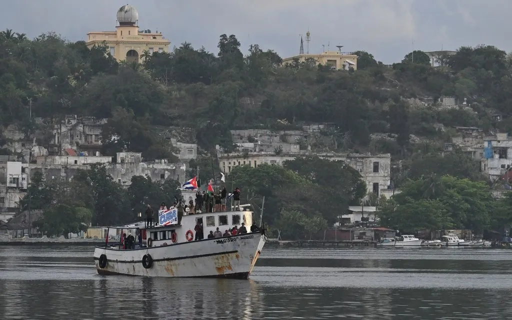Tàu Maguro thuộc Đoàn tàu Nuestra America, đến từ Mexico với hàng viện trợ nhân đạo, tại Vịnh La Habana, Cuba, ngày 24/3/2026 (Ảnh: AP)