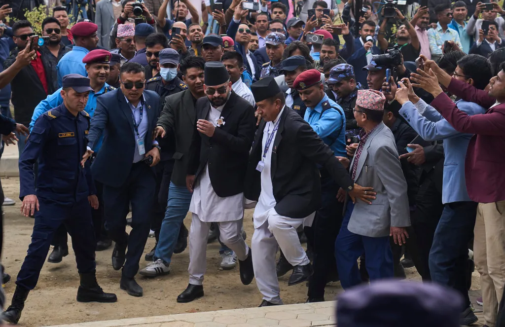 Thủ tướng trẻ nhất lịch sử Nepal tuyên thệ nhậm chức- Ảnh 2. Thủ tướng trẻ nhất lịch sử Nepal tuyên thệ nhậm chức- Ảnh 2.