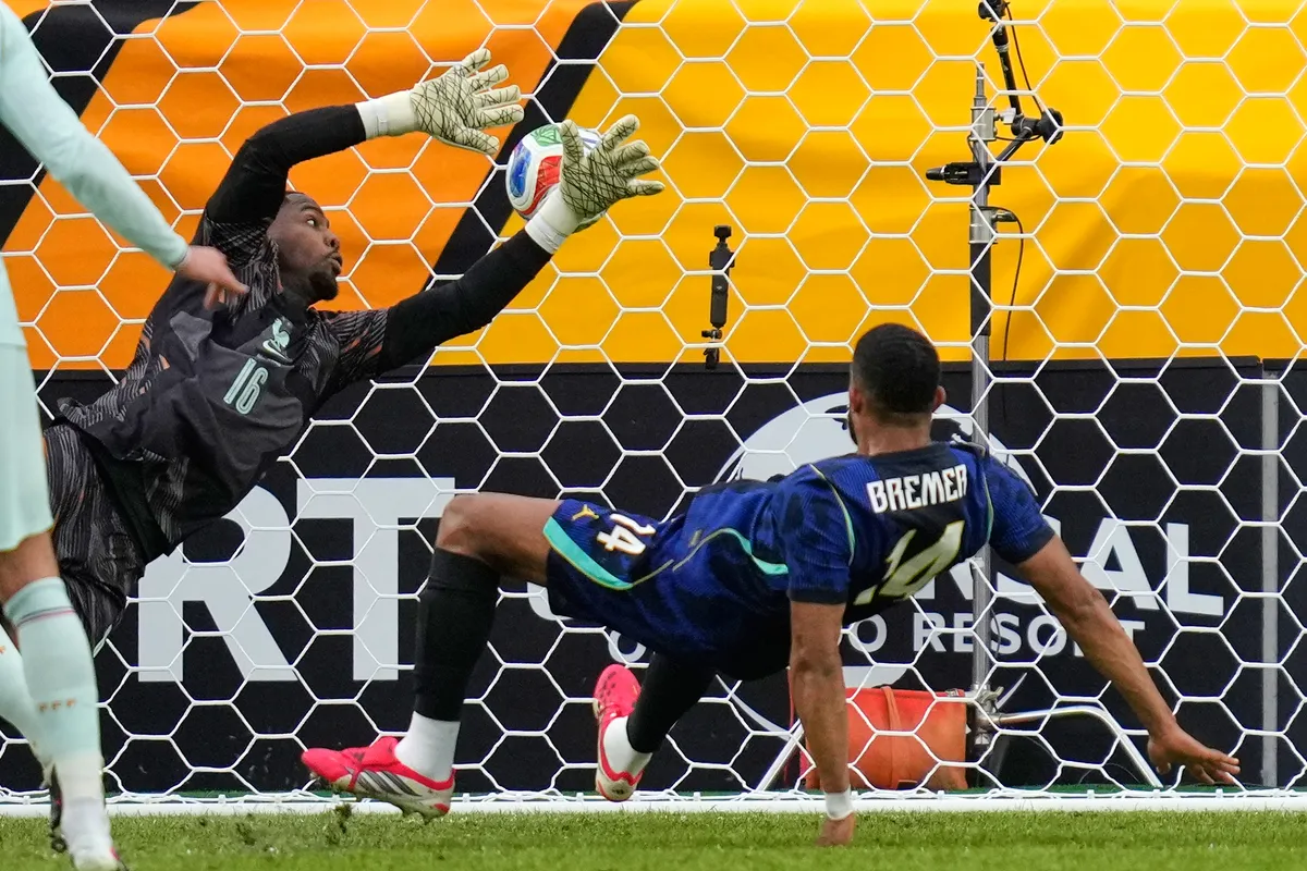 Mbappe lập c&ocirc;ng, tuyển Ph&aacute;p ki&ecirc;n cường đ&aacute;nh bại Brazil d&ugrave; chơi thiếu người- Ảnh 3.