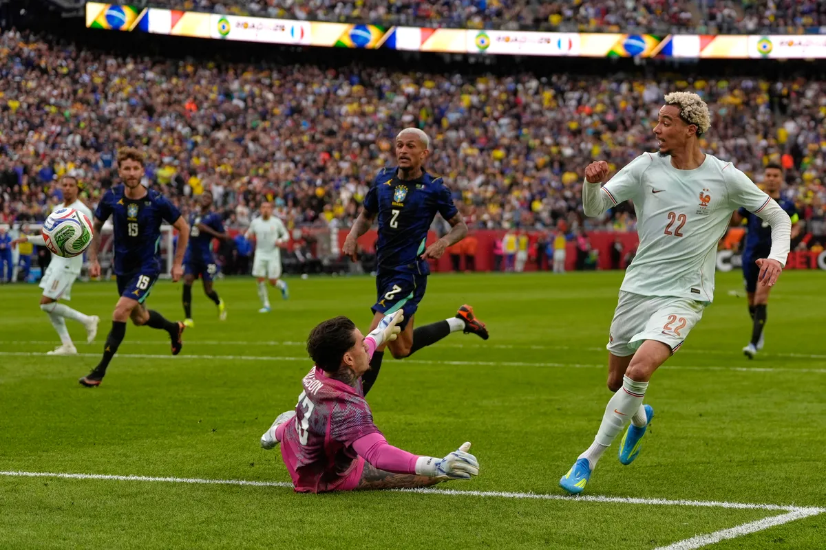 Mbappe lập c&ocirc;ng, tuyển Ph&aacute;p ki&ecirc;n cường đ&aacute;nh bại Brazil d&ugrave; chơi thiếu người- Ảnh 2.