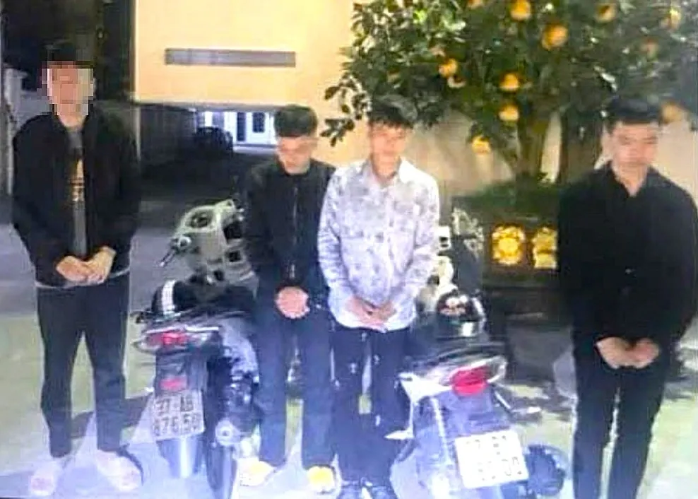 Ba thanh niên giả danh "tổ 373" chặn xe thu tiền bị bắt quả tang- Ảnh 1. Ba thanh niên giả danh "tổ 373" chặn xe thu tiền bị bắt quả tang- Ảnh 1.