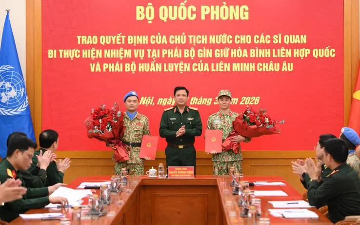 Thượng tướng Nguyễn Trường Thắng, Ủy viên Trung ương Đảng, Ủy viên Quân ủy Trung ương, Thứ trưởng Quốc phòng trao quyết định cho hai sĩ quan.