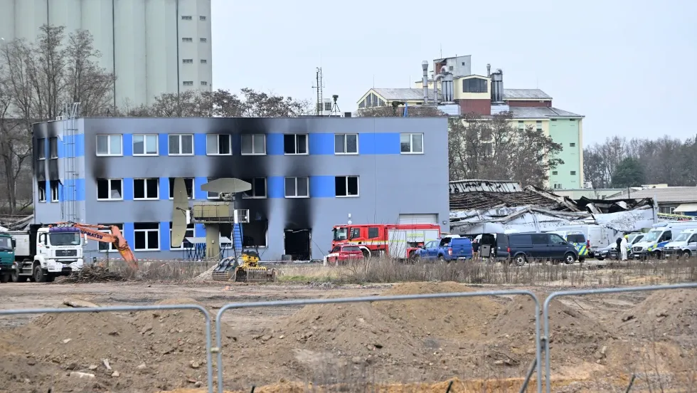 Cảnh sát Czech bắt 3 nghi phạm vụ phóng hỏa kho máy bay không người lái cung cấp cho Ukraine - Ảnh 1.