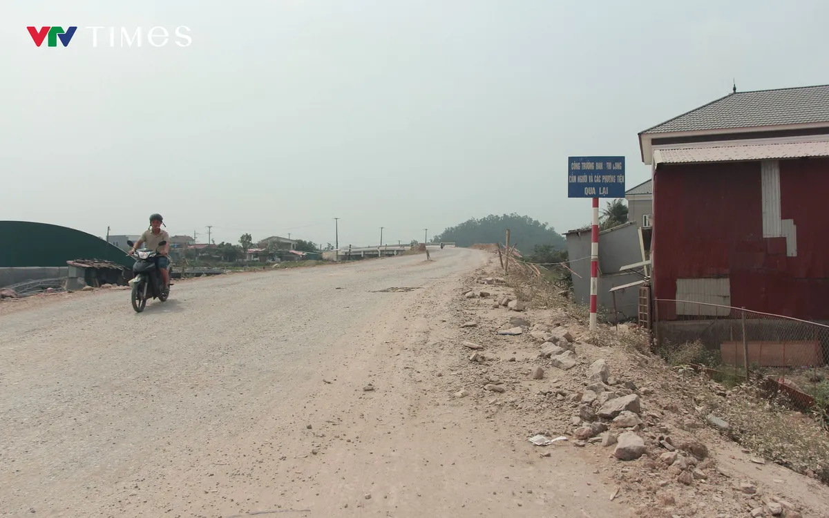 Khoảng 100m đoạn đường đầu cầu Nghi Tân (nối phường Cửa Lò với xã Trung Lộc) là đang đắp đất chờ theo dõi lún. Ảnh Ngọc Quân.