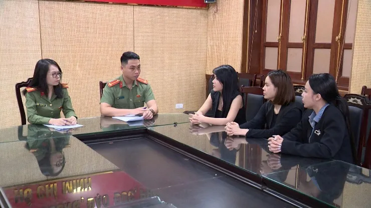 4 người tại ph&ograve;ng kh&aacute;m Helia giả danh b&aacute;c sĩ &ldquo;vẽ&rdquo; bệnh, chiếm đoạt h&agrave;ng chục tỷ đồng- Ảnh 2.