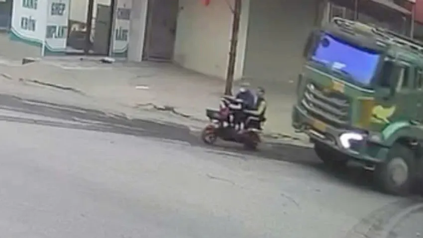 Tài xế vừa lái xe, vừa “buôn chuyện” điện thoại gây tai nạn làm 2 người tử vong- Ảnh 2. Tài xế vừa lái xe, vừa “buôn chuyện” điện thoại gây tai nạn làm 2 người tử vong- Ảnh 2.