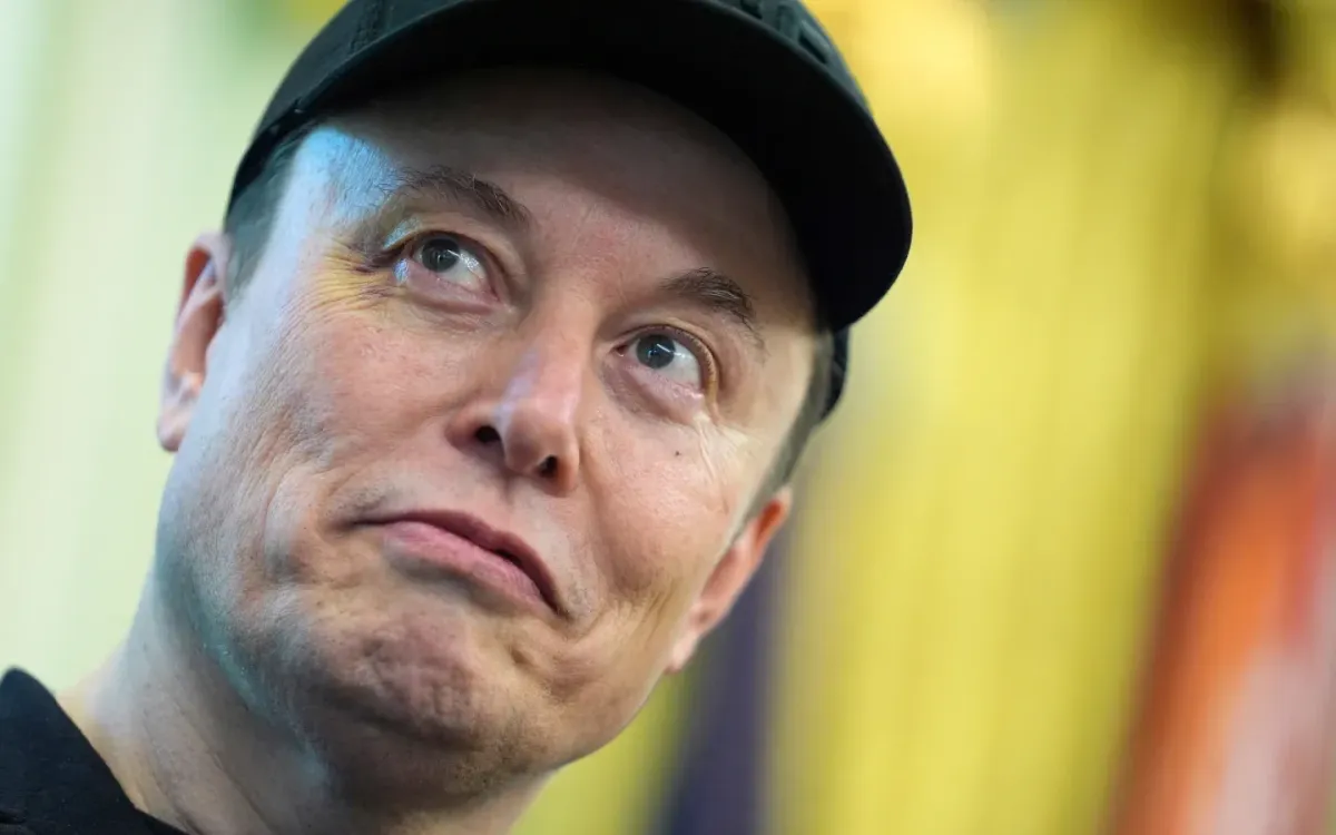 Ông Elon Musk lắng nghe Tổng thống Donald Trump phát biểu tại Nhà Trắng, ngày 30/5/2025 tại Washington. (Ảnh: AP)