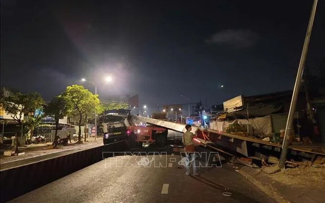 Tấm thép dài 15m nặng 10 tấn đè bẹp cabin xe rác, khiến tài xế tử vong. Ảnh: TTXVN phát