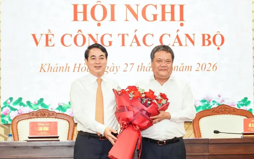 Ông Nghiêm Xuân Thành - Phó Chủ nhiệm Ủy ban Kiểm tra Trung ương, nguyên Bí thư Tỉnh ủy Khánh Hòa, tặng hoa cho ông Trần Phong. (Nguồn: PLO)