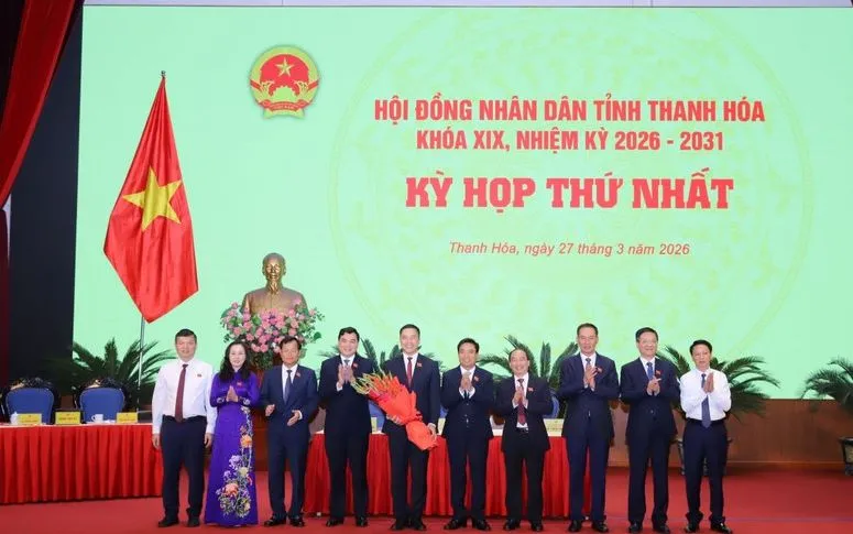 Lãnh đạo tỉnh Thanh Hóa tặng hoa chúc mừng tân Chủ tịch HĐND tỉnh Thanh Hóa Nguyễn Hồng Phong. (Ảnh: TTXVN)