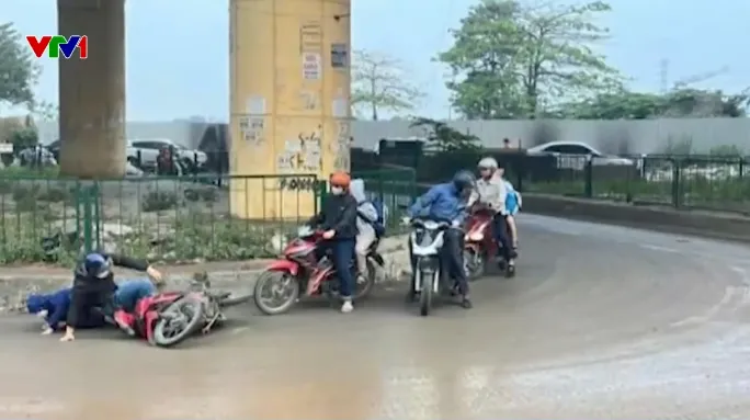 Xe chở đất từ hồ điều hòa gây trơn trượt, bụi bặm - Ảnh 1.