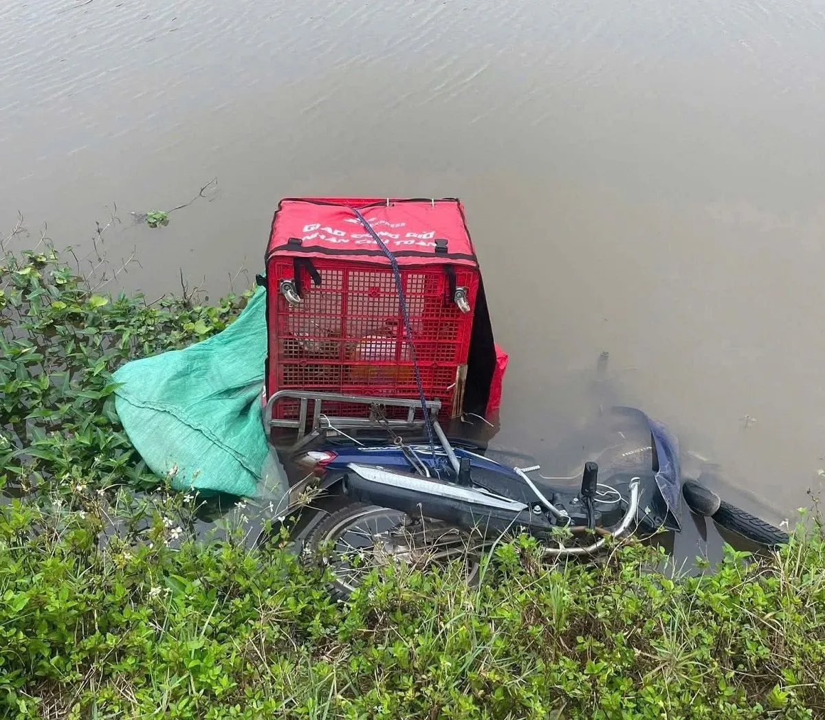 Ph&aacute;t hiện thi thể nam shipper dưới s&ocirc;ng tại Ninh B&igrave;nh - Ảnh 1.
