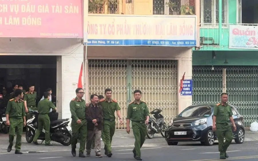 Cơ quan công an làm việc với giám đốc Trung tâm Dịch vụ đấu giá Lâm Đồng.