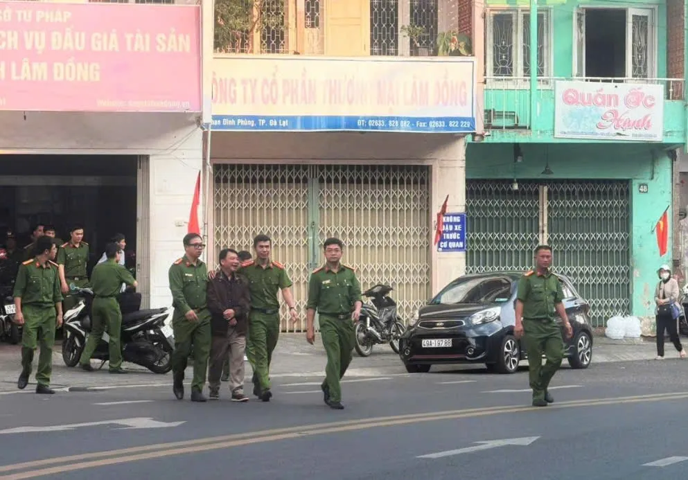 Cơ quan c&ocirc;ng an l&agrave;m việc với Gi&aacute;m đốc Trung t&acirc;m Dịch vụ đấu gi&aacute; L&acirc;m Đồng- Ảnh 2.