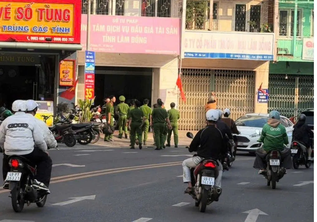 Cơ quan c&ocirc;ng an l&agrave;m việc với Gi&aacute;m đốc Trung t&acirc;m Dịch vụ đấu gi&aacute; L&acirc;m Đồng- Ảnh 1.