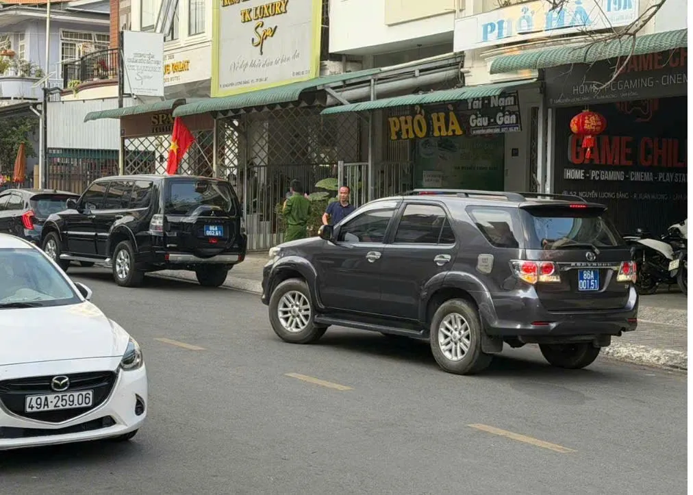 Cơ quan c&ocirc;ng an l&agrave;m việc với Gi&aacute;m đốc Trung t&acirc;m Dịch vụ đấu gi&aacute; L&acirc;m Đồng- Ảnh 3.