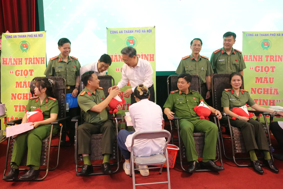 Hơn 1000 đơn vị m&aacute;u lan toả tinh thần sống đẹp của thanh ni&ecirc;n C&ocirc;ng an Thủ đ&ocirc; - Ảnh 2.