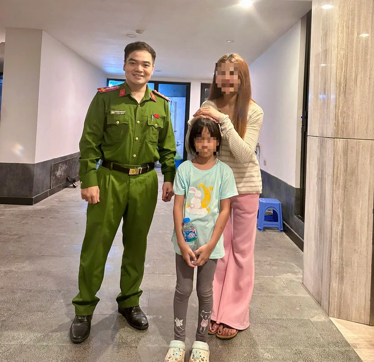 B&eacute; người nước ngo&agrave;i lạc giữa H&agrave; Nội được c&ocirc;ng an gi&uacute;p đỡ kịp thời - Ảnh 1.