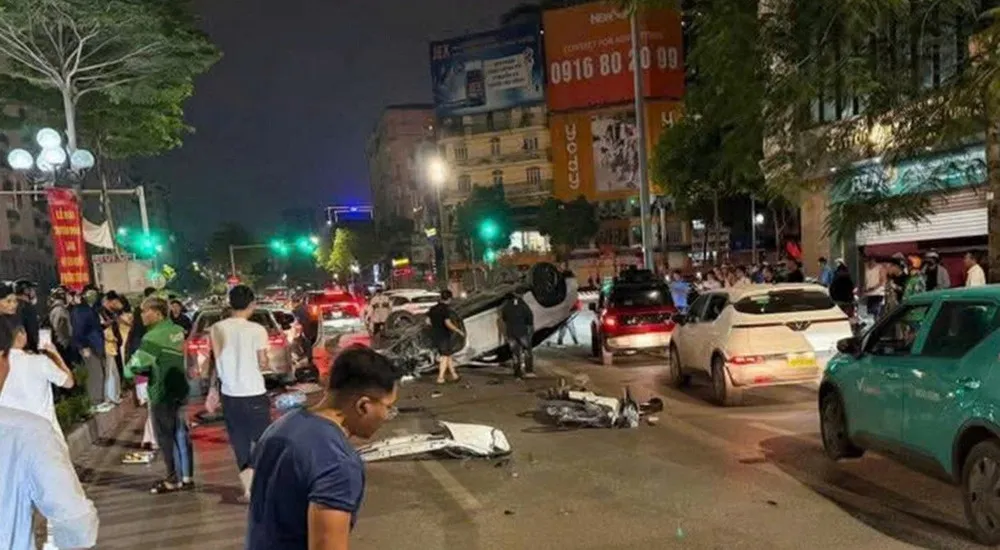 Hà Nội: Tạm giữ tài xế gây tai nạn liên hoàn trên phố Trung Kính- Ảnh 1. Hà Nội: Tạm giữ tài xế gây tai nạn liên hoàn trên phố Trung Kính- Ảnh 1.